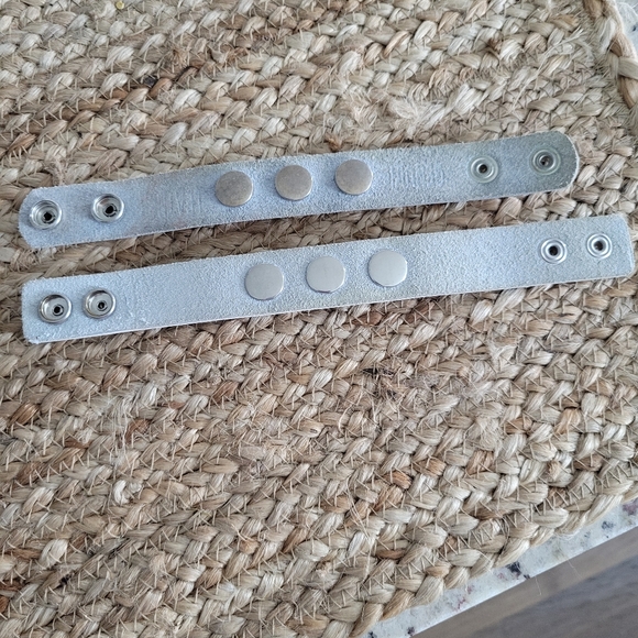 Bundle 2 Leather Snap Bracelets with Pretty Decorative Snap Buttons - Picture 5 of 8